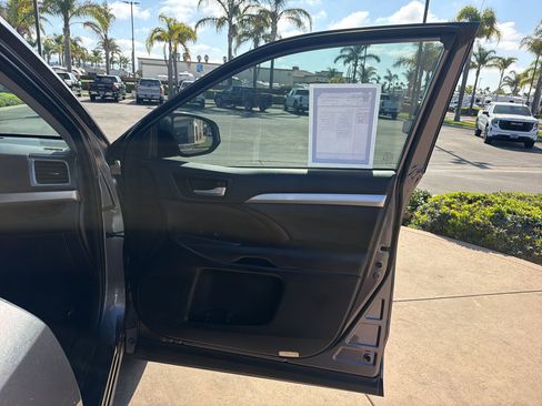 Used 2018 Toyota Highlander XLE FWD image 14