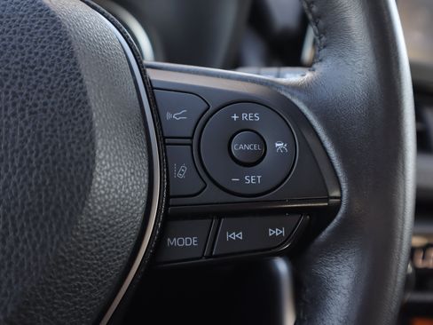 Used 2021 Toyota RAV4 XLE Premium image 17