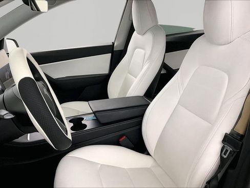 Used 2022 Tesla Model Y Long Range image 19