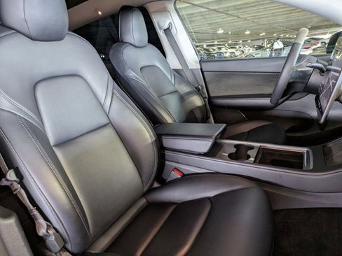 Used 2022 Tesla Model Y Long Range image 21