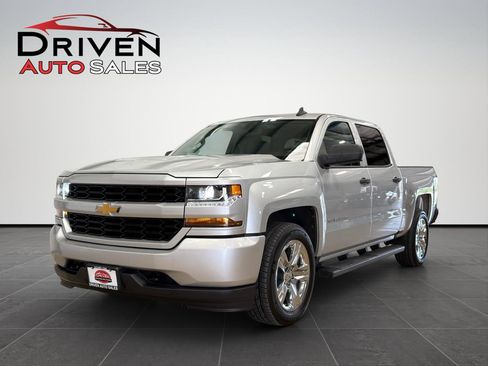 Used 2018 Chevrolet Silverado 1500 Custom w/ Custom Convenience Package RWD image 3