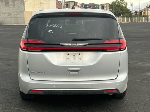 Used 2024 Chrysler Pacifica Touring-L FWD image 4