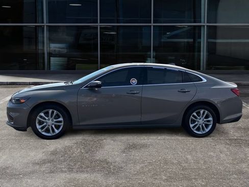 Used 2018 Chevrolet Malibu LT FWD image 2