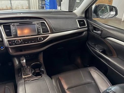 Used 2019 Toyota Highlander XLE FWD image 33