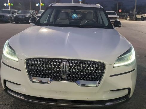 Used 2023 Lincoln Aviator Standard w/ Premium Package image 2