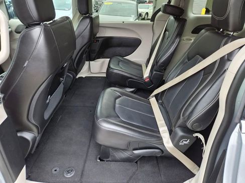 Used 2023 Chrysler Pacifica Touring-L FWD image 16