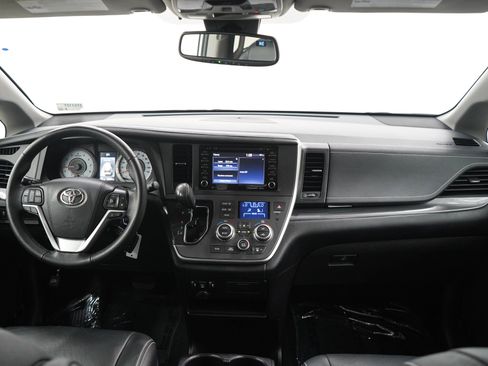 Used 2020 Toyota Sienna SE w/ Carpet Mat Package FWD image 14
