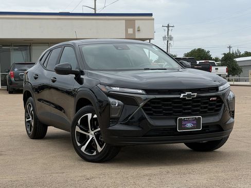 Used 2024 Chevrolet Trax RS w/ Sunroof Package FWD image 2