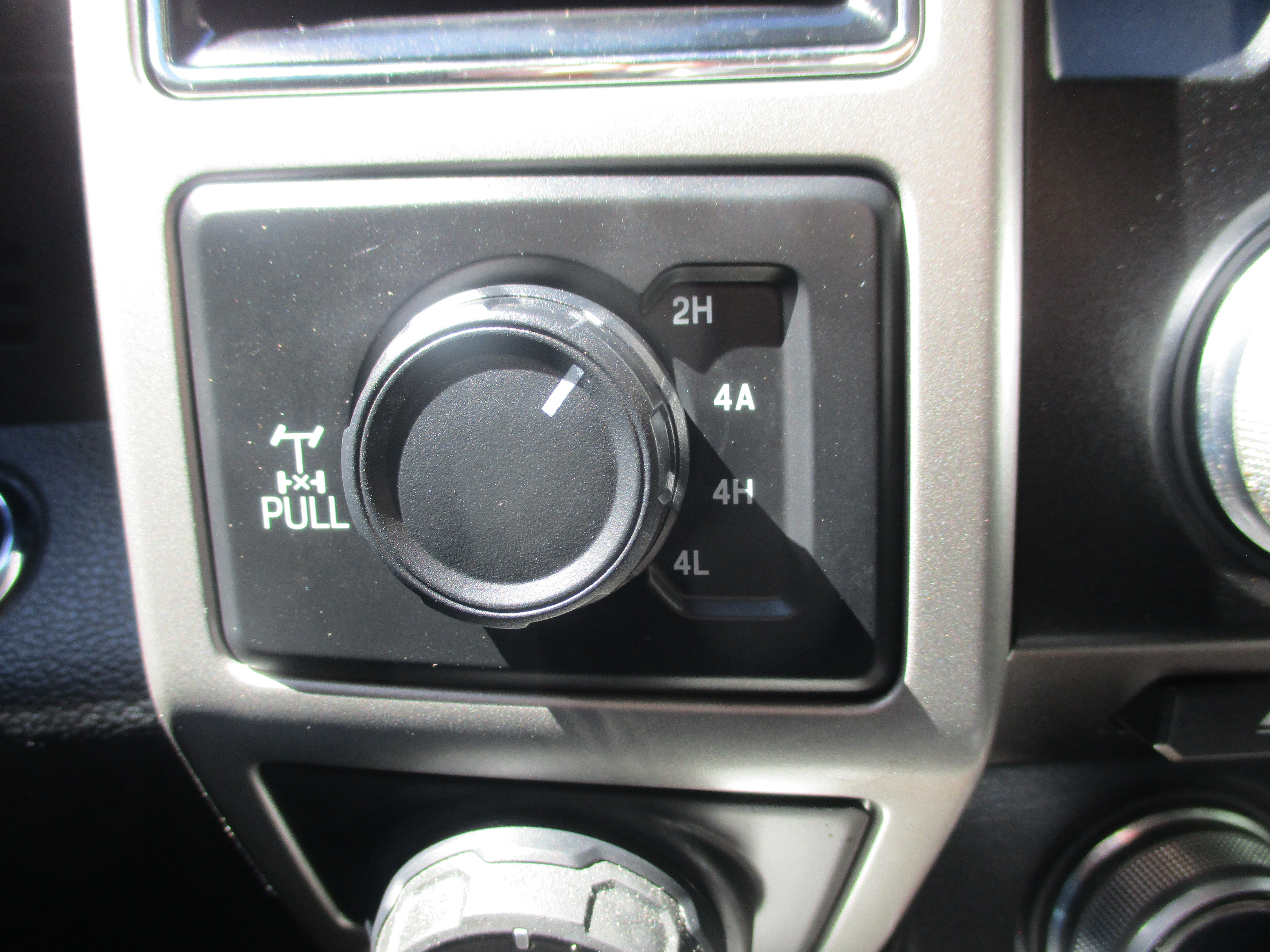 Used 2018 Ford F150 Lariat w/ Equipment Group 502A Luxury AWD/4WD image 17
