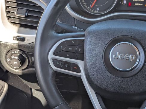 Used 2018 Jeep Cherokee Latitude Plus w/ Comfort/Convenience Group image 17