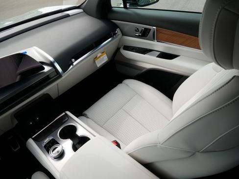 New 2026 Cadillac Vistiq Sport w/ LPO, Floor Liner Package AWD/4WD image 9