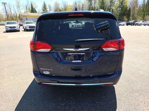 Used 2017 Chrysler Pacifica Touring-L FWD image 21