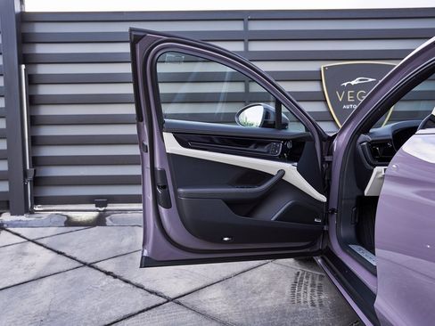 Used 2025 Porsche Panamera 4 w/ Premium Package image 34