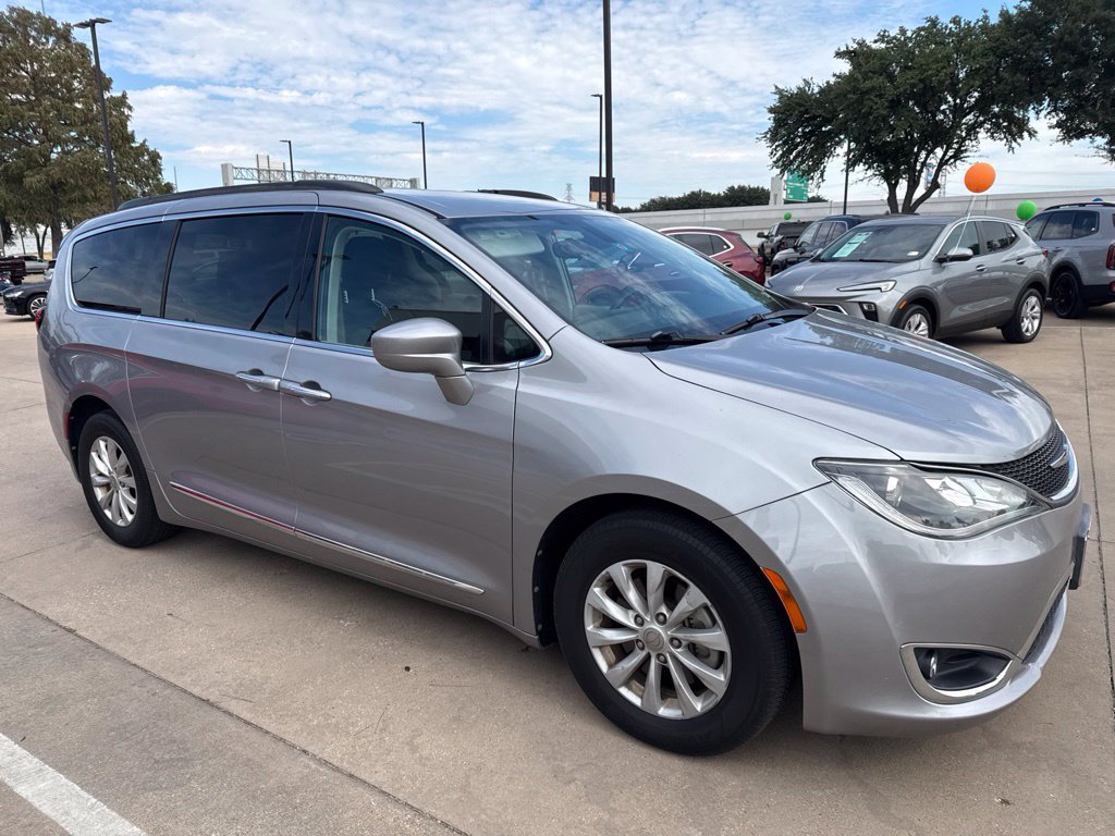 Used 2017 Chrysler Pacifica Touring-L FWD image 3