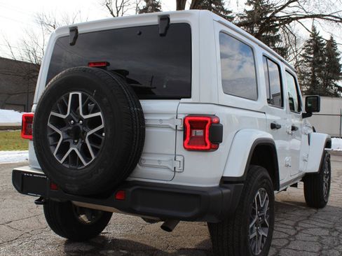 Used 2025 Jeep Wrangler Sahara AWD/4WD image 7