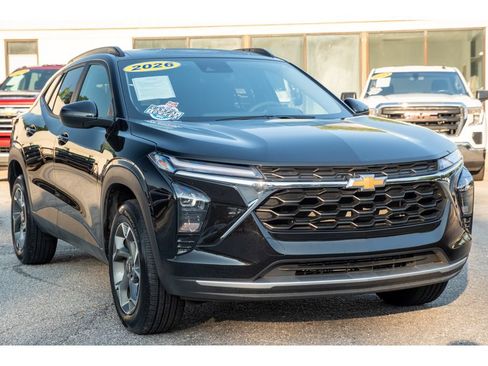 Used 2026 Chevrolet Trax LT FWD image 32