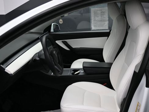 Used 2022 Tesla Model Y Long Range image 16