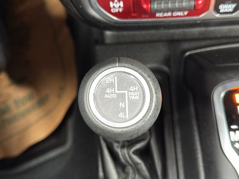 Used 2024 Jeep Wrangler Unlimited Rubicon AWD/4WD image 23
