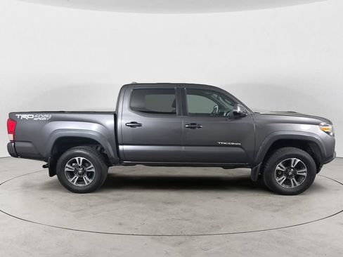 Used 2017 Toyota Tacoma TRD Sport w/ Tow Package (A/T) AWD/4WD image 4