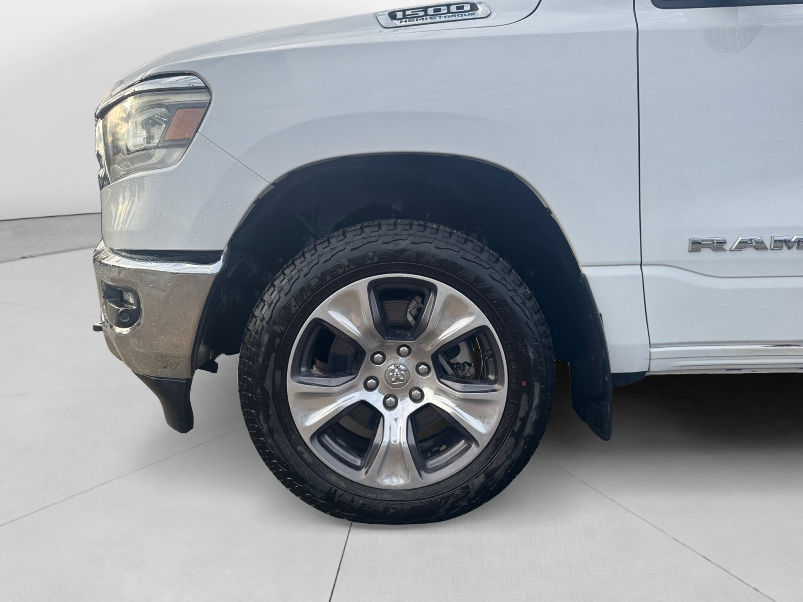 Used 2024 RAM 1500 Laramie AWD/4WD image 9