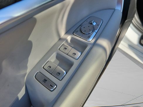 Used 2025 Genesis G70 2.5T image 17