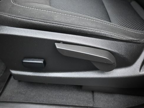 Used 2022 Chevrolet Colorado LT w/ LT Convenience Package image 12