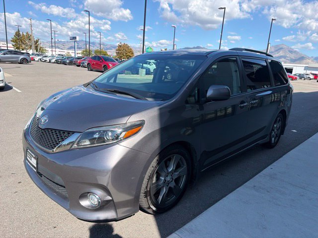 Used 2017 Toyota Sienna SE Premium FWD image 3
