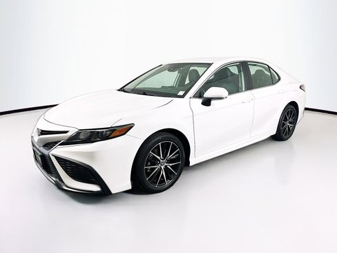 Used 2023 Toyota Camry SE image 3