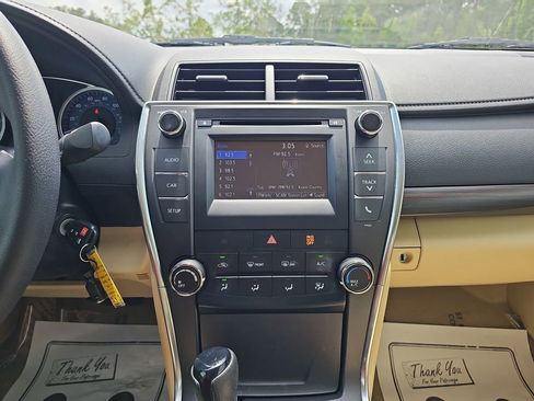 Used 2016 Toyota Camry LE FWD image 25
