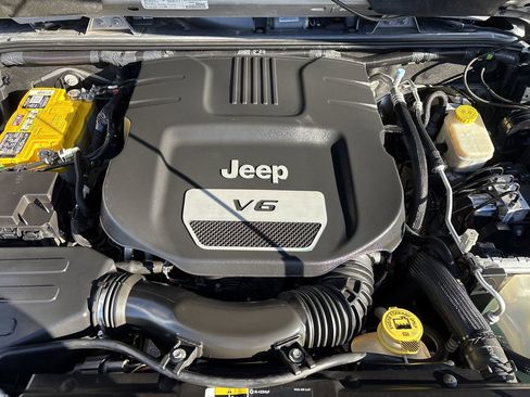 Used 2017 Jeep Wrangler Unlimited Sahara image 25