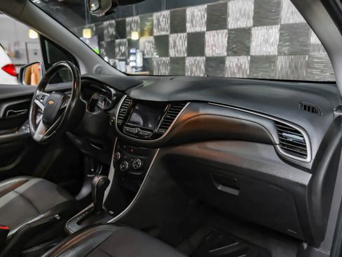 Used 2022 Chevrolet Trax LT w/ LT Convenience Package AWD/4WD image 10