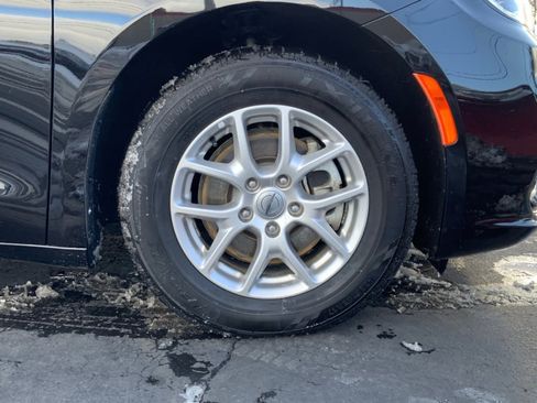 Used 2024 Chrysler Pacifica Touring-L image 26