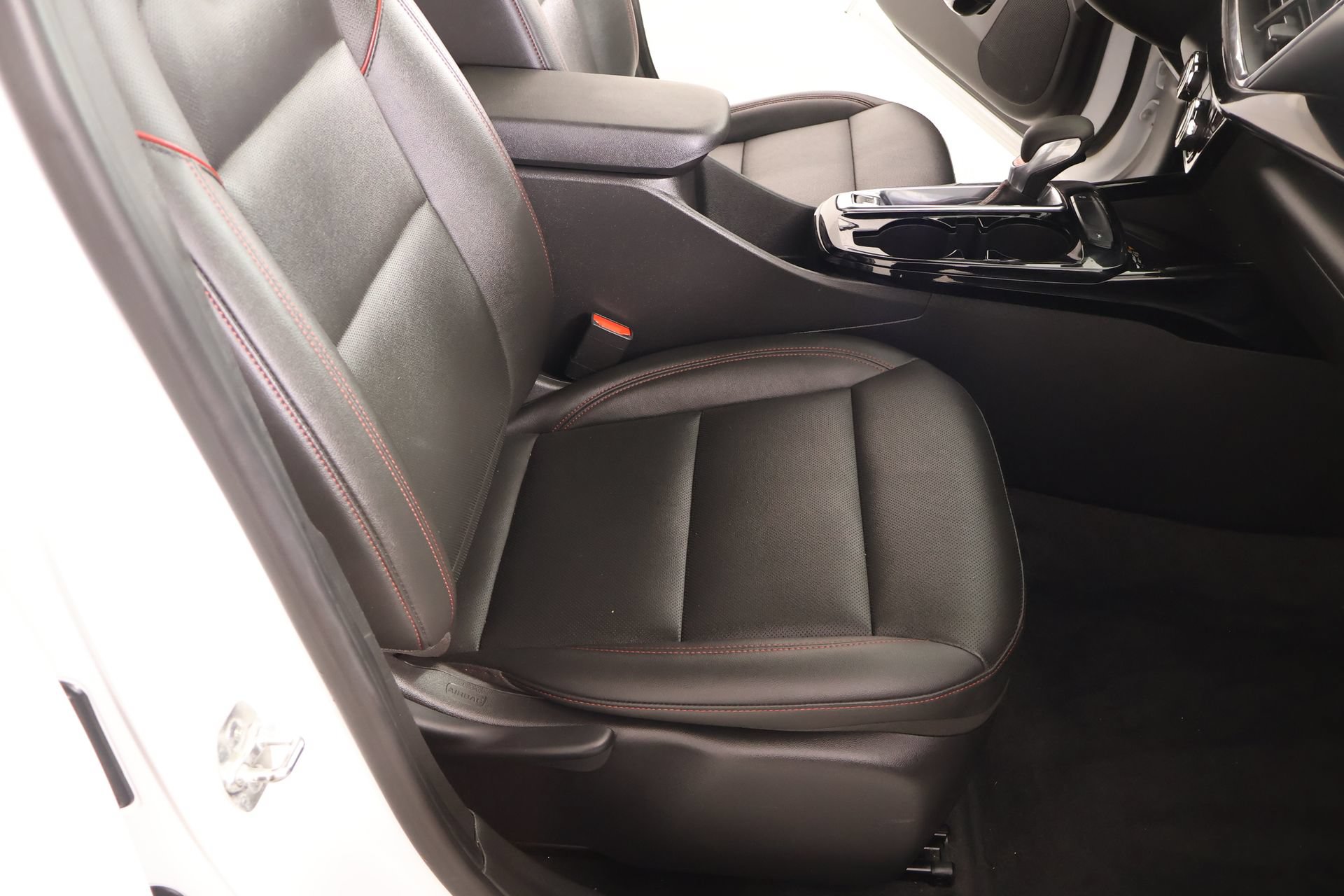 Used 2025 Chevrolet Trax RS w/ Sunroof Package FWD image 13