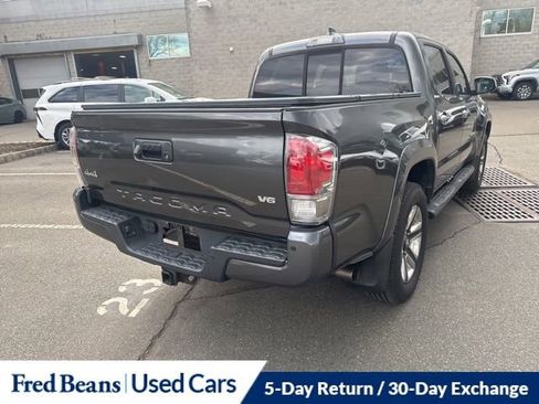 Used 2016 Toyota Tacoma Limited w/ Towing Package image 8