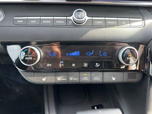 Used 2025 Hyundai Elantra SEL image 17