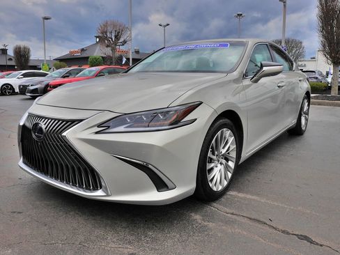 Used 2019 Lexus ES 300h w/ Accessory Package 2 image 3