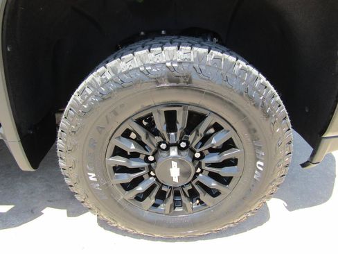 Used 2022 Chevrolet Silverado 2500 LT w/ Midnight Edition AWD/4WD image 8