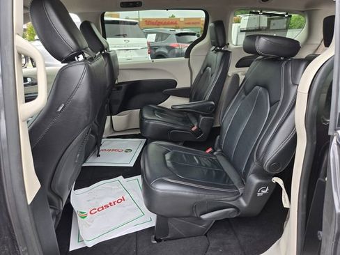 Used 2022 Chrysler Pacifica Touring-L FWD image 10