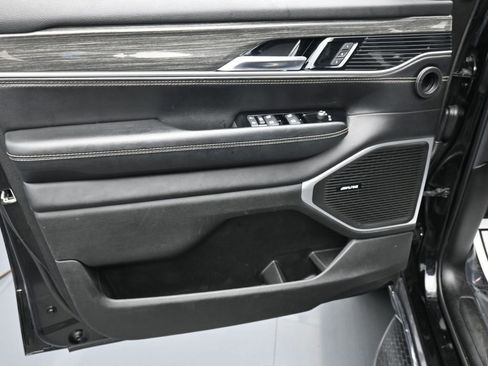 Used 2022 Jeep Wagoneer Series III w/ Flexible Seating Group image 9