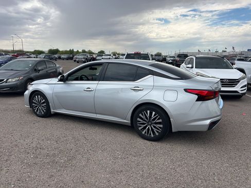 Used 2023 Nissan Altima 2.5 SV FWD image 3