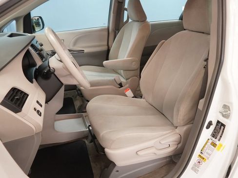 Used 2014 Toyota Sienna L FWD image 3