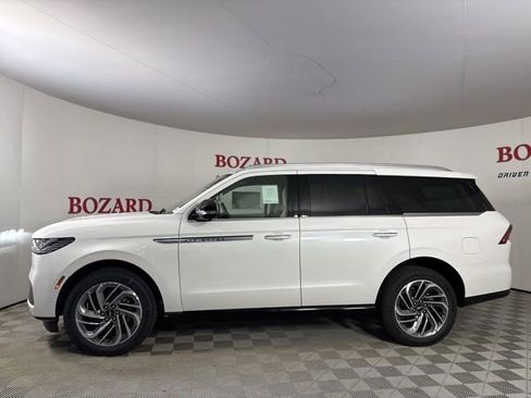 New 2025 Lincoln Navigator Reserve image 4