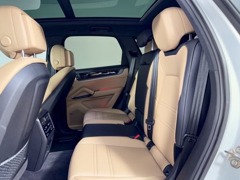 Certified 2024 Porsche Cayenne AWD/4WD image 27