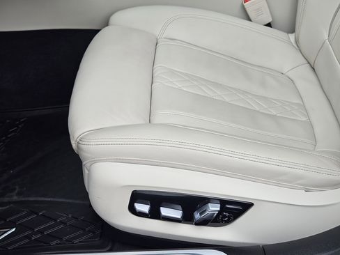 Used 2022 BMW 740i w/ Premium Package image 23