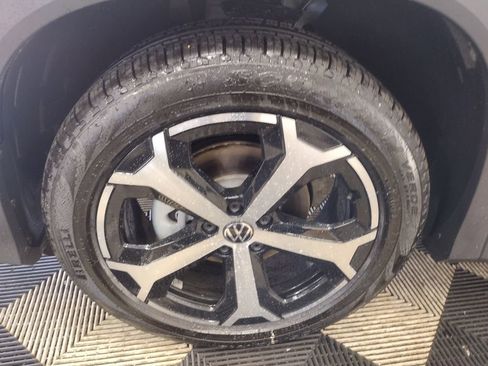 Used 2025 Volkswagen Tiguan SE FWD image 6