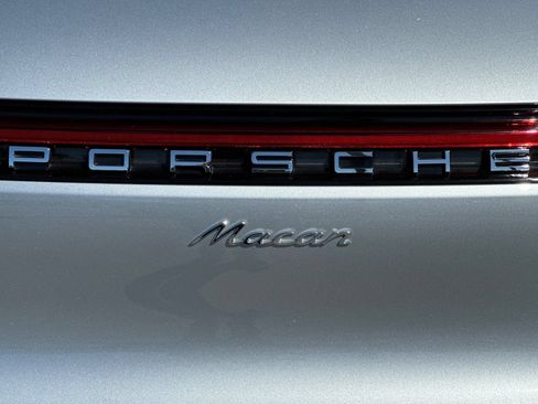 Used 2025 Porsche Macan AWD/4WD image 39
