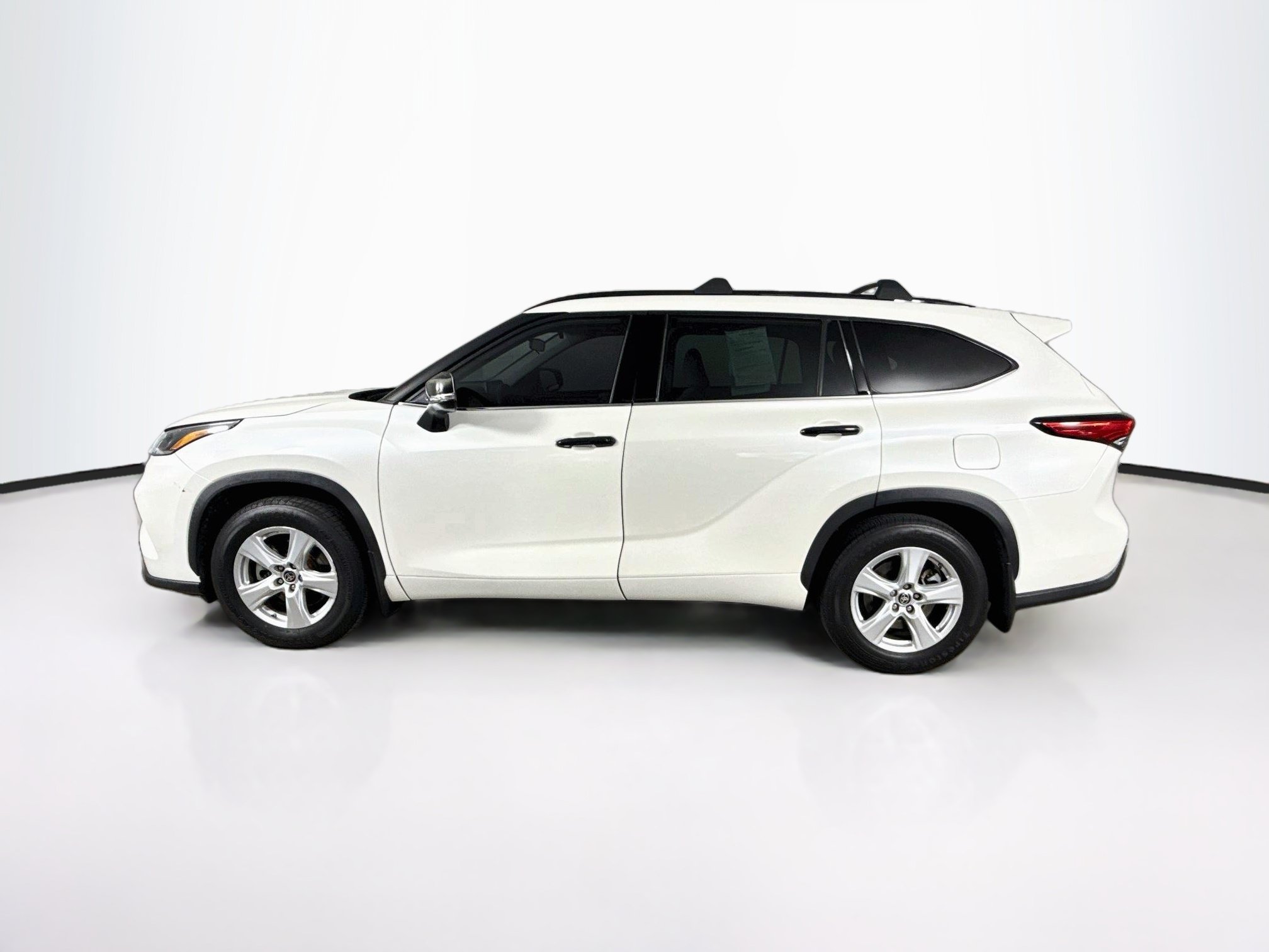 Used 2021 Toyota Highlander L FWD image 7