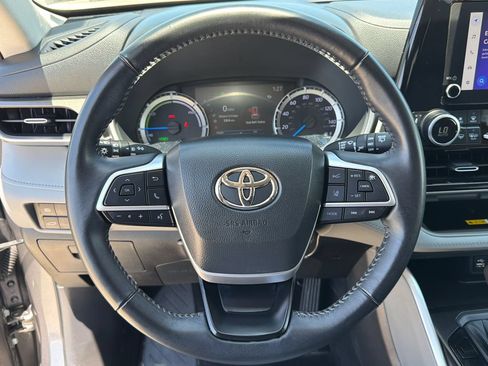 Used 2023 Toyota Highlander XLE AWD/4WD image 26
