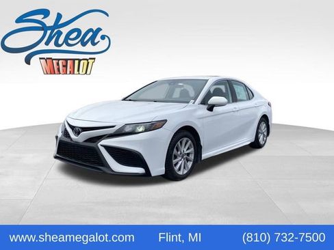 Used 2022 Toyota Camry SE image 1