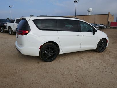 New 2026 Chrysler Pacifica Select